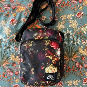 Nike Heritage Crossbody